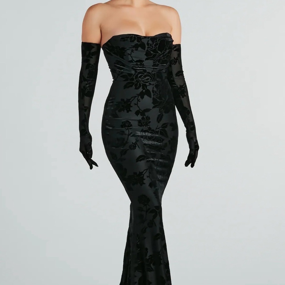 Elegant Black Strapless Evening Gown